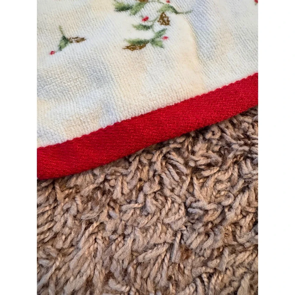 Lenox Holiday Nouveau Christmas Fingertip Towels Set of 2 Holly Gold Accents